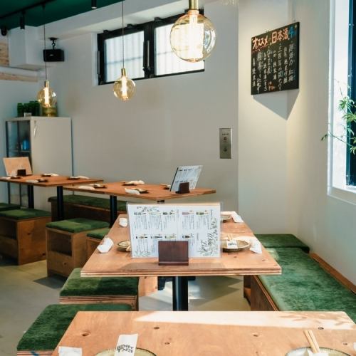 【テーブル席：4名様×8(最大10名様まで連結可)】シンプルで木の温かみを感じるデザインがオシャレなテーブル席☆温かい照明のもと、ゆったりとお食事をお楽しみいただけます♪テーブル同士を連結させられるので、グループ飲みや大人数での宴会にも対応可能です◎