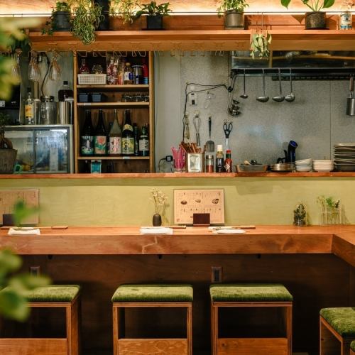 【カウンター席：8席】カウンター席は調理風景を楽しめる、とっておきの空間♪じっくりお酒を楽しむ一人飲みにも、会話を楽しみながらのご利用にもオススメ！スタッフに声が掛けやすいというメリットも◎ご注文やお料理に関する質問等ありましたら、お気軽にお声掛けください！