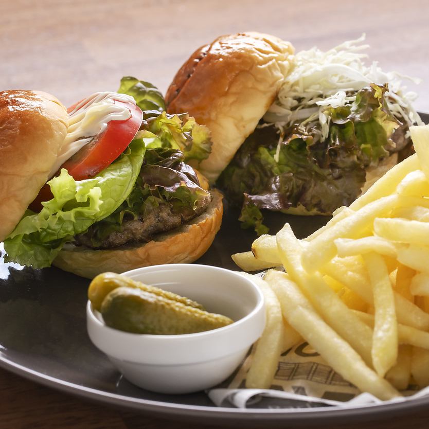 ハンバーガーやランチセットなどお昼もお楽しみ頂けます。