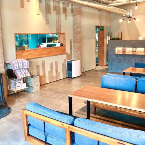 お洒落で開放感のある店内