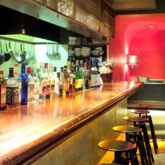 バーカウンターのようなオシャレな雰囲気のあるカウンター席を10席、ご用意しています。目の前でお酒を作られる様子を見て楽しむことができる点もカウンター席の魅力となっています！仕事帰りにふらっと来店いただき、お酒やお料理をお楽しみください♪