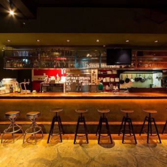 お一人様から2名様で来店いただいた方におすすめのカウンター席となっています！店内は暗くシックな雰囲気となっており、大人のひと時をお過ごしいただける空間をご提供致します。一人でしっぽり飲みたい時や、デートや二次会利用におすすめとなっています！