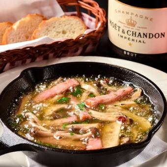 厚切りベーコンときのこのアヒージョ