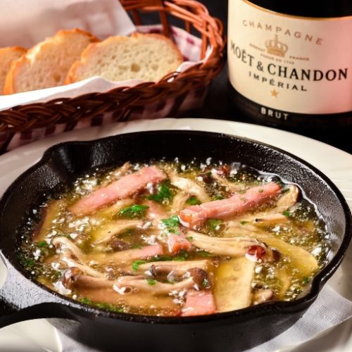 厚切りベーコンときのこのアヒージョ