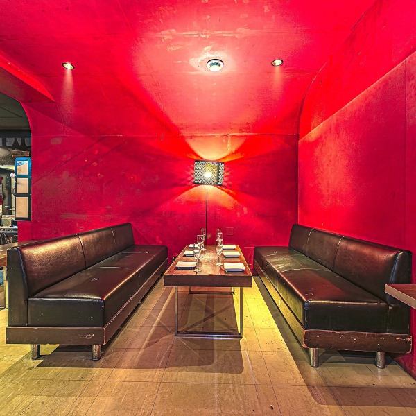真っ赤な情熱色の壁が特徴的なMANUQA！１番街アーケードの入り口すぐ左手！地下に降りれば、そこは大人の隠れ家となっています。高級感のあるレザーのソファー席でゆったりとお過ごしいただくことができます！ぜひご友人との飲み会やお食事でお気軽にお立ち寄りください☆
