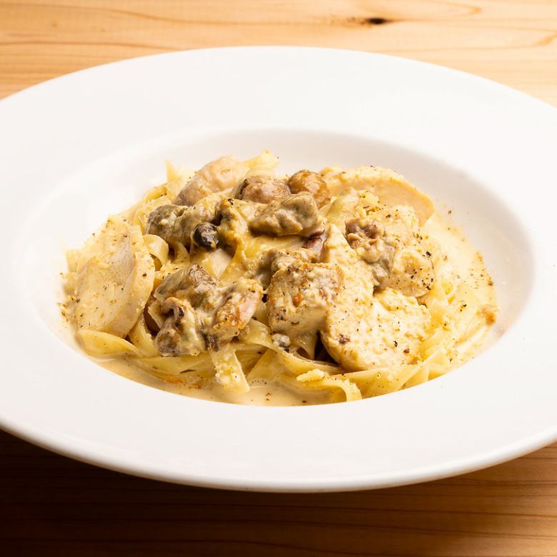 鶏肉とポルチーニの濃厚クリームソースパスタ