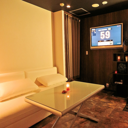 The private room with sofa seats has karaoke! There are also lots of games!