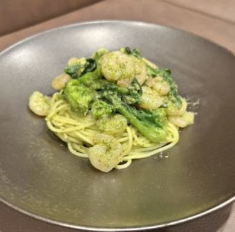 작은 새우와 유채 꽃 제노베제