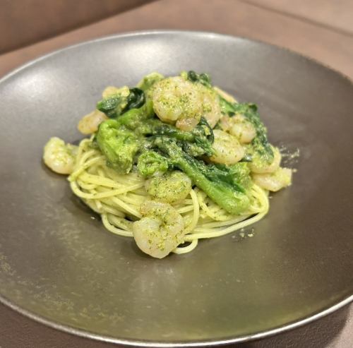 작은 새우와 유채 꽃 제노베제