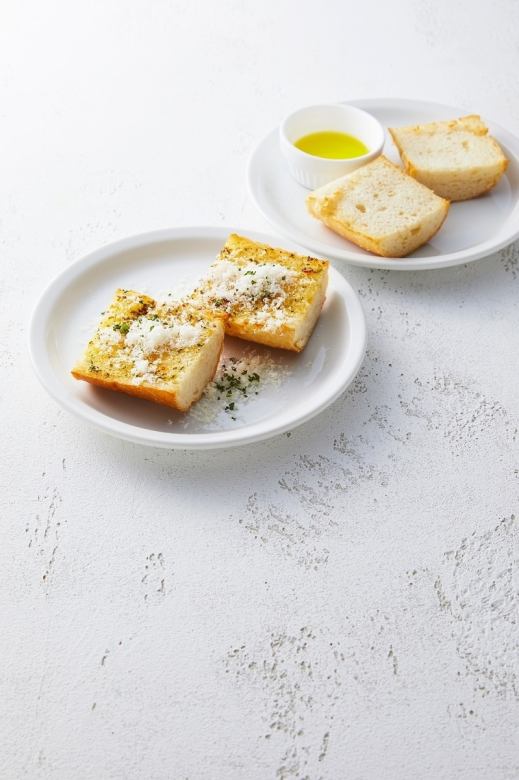 Baguette * served with olive oil/garlic baguette
