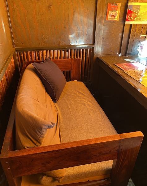 横並びのソファーがいい雰囲気の半個室カップルシート席。デートや女子会に大人気のお席です。美味しい料理とお好きなドリンクでゆったりと楽しんでください♪お誕生日や記念日のサプライズも受け付けておりますのでご希望の方は前日までにご連絡下さいませ。心をこめてお祝い致します！