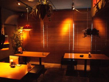 A retro interior where you can feel the warmth of wood.The restaurant can be divided in half, so if you make a reservation for 8-12 people, you can use it as a private room.