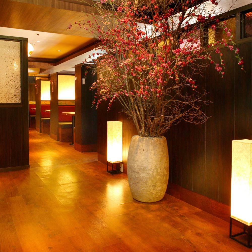 我们提供私人和半私人房间，您可以在那里放松身心。烧酒和日本酒也很丰富！