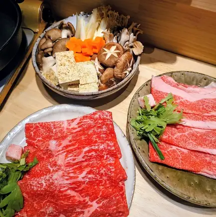 A luxurious Wagyu beef sukiyaki course for special banquets, including a fresh seafood platter and 120 minutes of all-you-can-drink for ¥12,000 (tax included).