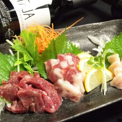 Exquisite! The sashimi menu is also extensive, including three types of horse sashimi from Kumamoto, Satsuma Chiran chicken tataki, and fresh fish sashimi.