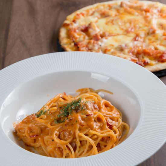 厳選ホルモンからパスタまで!昭和レトロな空間で欲張り美食三昧