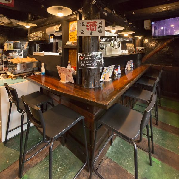昭和の焼き鳥店の面影を色濃く残す、情緒あふれるカウンター席です。当時のままの立派な柱や梁を間近に眺めながら、ゆったりとお食事を楽しめるのが魅力。お一人様でのお食事はもちろん、お仕事帰りのサク飲みや、調理の活気を楽しみながら過ごしたいデートにも最適です。どこか懐かしい、温もりのある特等席です。