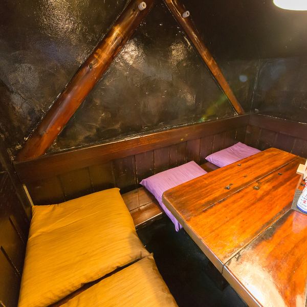 友人との語らいや女子会にぴったりの、開放感あるテーブル席。もともとの建物を活かした木の質感が心地よく、カジュアルながらも落ち着いた雰囲気です。10名様から最大30名様までの貸切利用にも対応しており、各種ご宴会にもおすすめ。古き良き昭和の空気感に包まれながら、賑やかなひとときをお過ごしいただけます。