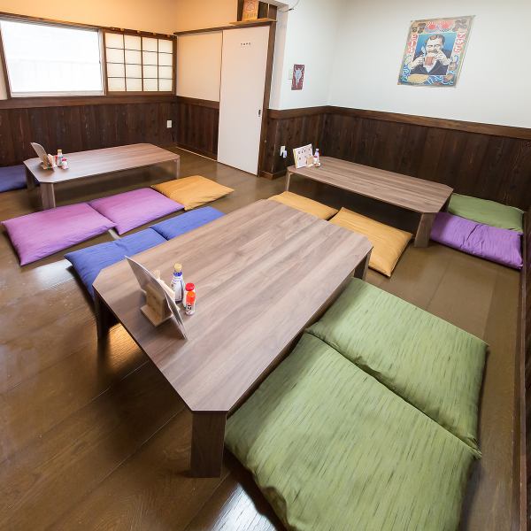 お子様連れのご家族にも安心してご利用いただける、広々としたお座敷席です。昔ながらの焼き鳥屋さんの造りをそのまま活かした空間は、まるで親戚の家に遊びに来たような安心感があります。足を伸ばしてリラックスできるため、小さなお子様がいるママ会やご親族での集まりなど、プライベートな時間を過ごすのに最適です。