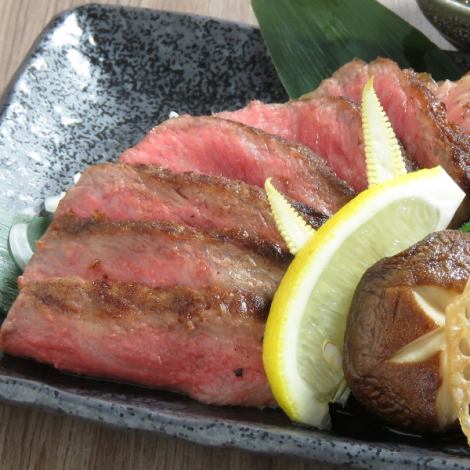 【突破極限的震撼價格！】 黑毛和牛牛排 1,980日圓（含稅2,178日圓） 這是一道講究燒烤熟度的菜餚。