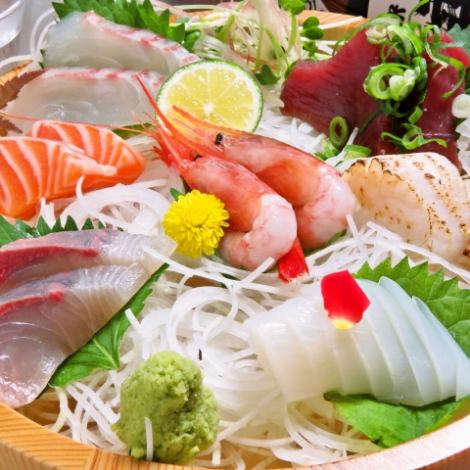 【超便宜超划算】使用時令食材和瀨戶內海鮮魚製成的生魚片共7種！4人以上進店可獲贈禮券◎