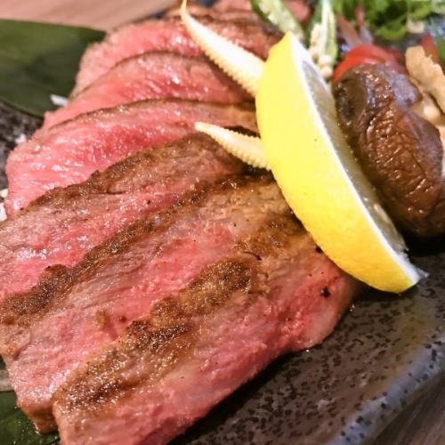 A4 rank Japanese black beef steak is an astounding 2,200 yen (2,420 yen including tax)