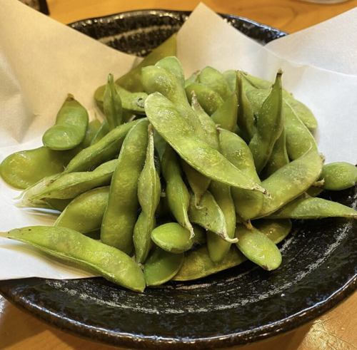 Salt-boiled green soybeans