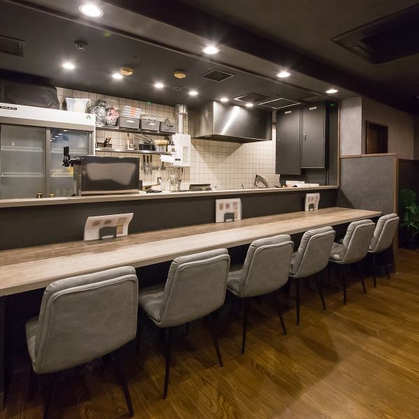 少人数での利用に最適なカウンター席やテーブル席を完備！木の温もりを感じるデザインと、あたたかみある照明でリラックスした時間を演出します◎女子会やカジュアルな集まりに選ばれやすい仕様で、長時間座っても疲れにくい椅子やゆとりある間隔もポイント☆テーブルは全て結合可能です◎