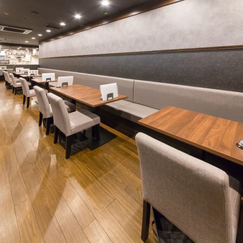 店内には3名様用テーブル2卓と2名様用テーブル1卓を完備。座席にはゆったりと寛げるベンチシートを採用しており、木のぬくもりを感じながらリラックスして過ごせます。少人数のグループからデートまで、幅広いシーンに最適。心地よい距離感と柔らかな質感に包まれ、贅沢な食事の時間を心ゆくまでお楽しみください。