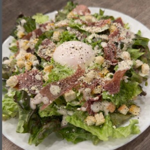 生ハムと温玉のシーザーサラダ