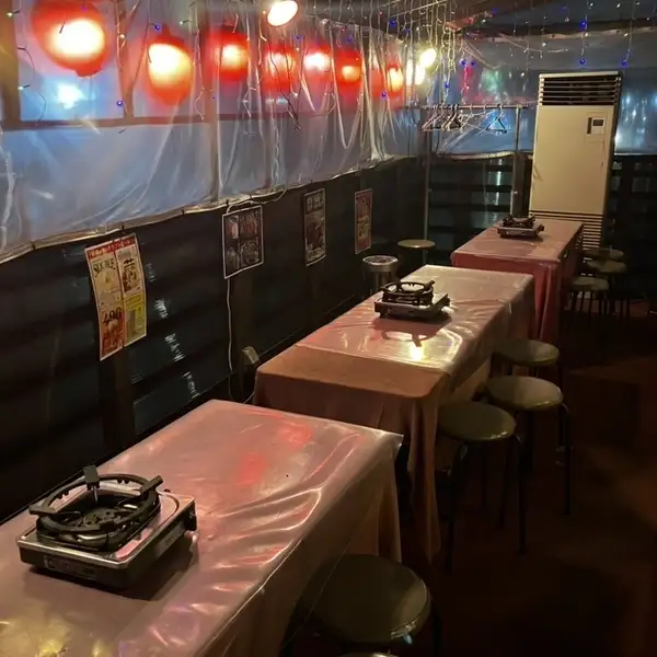 【喫煙席】当店大人気の「川床席」!心地よい秋風と川のせせらぎをBGMに、熱々の炭火焼きを堪能できる特等席です。席数限定のため、ご予約はお早めがおすすめです!(喫煙可能、暖房完備、ごゆっくりお寛ぎいただけます!)※雨天の場合は状況により室内にご案内する場合がございます。ご了承ください。