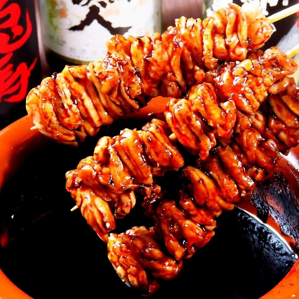 Enjoy the carefully skewered yakitori made with exquisite domestic chicken...