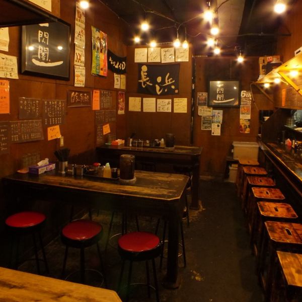 The interior of the store illuminated by the orange light bulb is a nostalgic space where the atmosphere of Showa era is somewhere.Tastefully delicious ramen in the warmth of wood.Table 17 seats (1 table × 5 people, 2 tables × 6 people)
