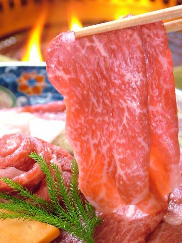 [山形/米泽牛] 烤涮锅（柚子酱和芝麻酱） 将优质大腿肉在木炭上快速烤熟后食用，这是我们引以为豪的菜肴！