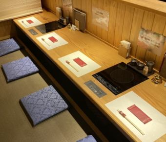 すだれで仕切られてます。カップルシートとしてご利用ください。