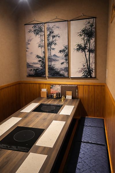 全席掘りごたつの店内は、足を伸ばしてくつろげる寛ぎの空間。木の温もりに包まれた静かな和の雰囲気の中で、田原ポークの旨みをゆったりと味わうひととき。ご家族でのお食事から、ご宴会まで、どんなシーンにも寄り添う一席です。