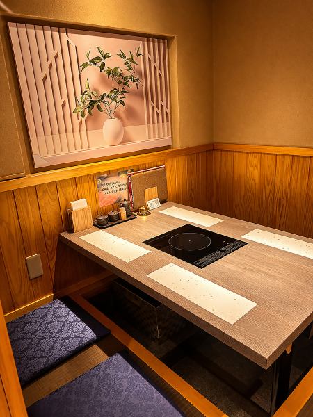 丸の内駅から徒歩6分。地下にひっそりと佇む、知る人ぞ知る一軒。木の温もりに包まれた落ち着いた空間で、日常を忘れるひとときをお過ごしいただけます。愛知県産田原ポークのしゃぶしゃぶを、ゆったりと味わう贅沢な時間。ご家族での団らんからご宴会まで、さまざまなシーンでご利用ください。