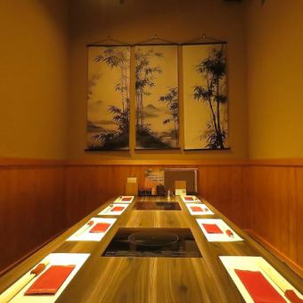 落ち着いた和の空間で楽しむ、ゆったり寛げる掘りごたつ席。大切な方とのお食事やご宴会にも最適です。最大10名様までご利用ができます、家族のできます会などでご利用ください。