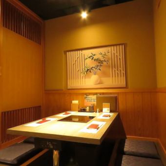 すだれで仕切られた、落ち着きある半個室席。周りを気にせず、ゆったりとお過ごしいただけます。