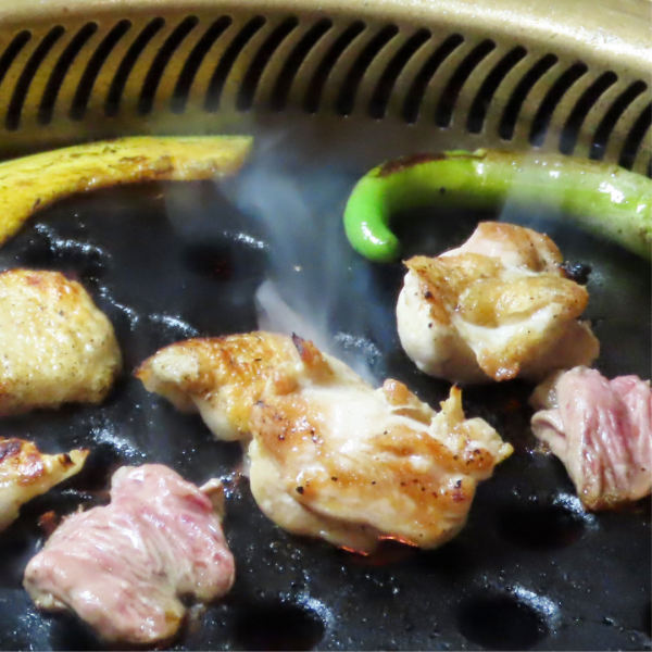 新鮮な鶏をジュワッと石焼、鶏の旨みが弾けます◎