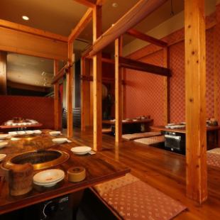 3Fの掘りごたつ席です。最大30名様までのご宴会にご利用ください。普段はすだれで仕切っています。仕切りを切替えて2名様から30名様まで様々なお席をレイアウトします。