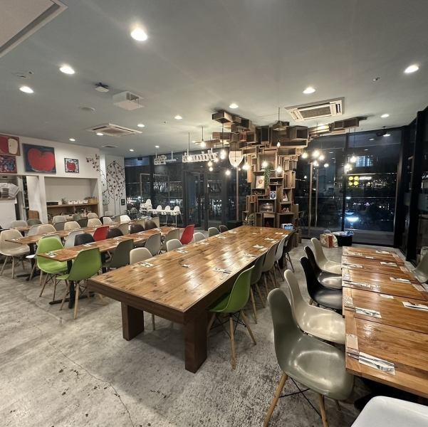 該商店也可作為私人空間出租。它可用於各種場合，包括婚禮派對、婚禮後派對和公司聚會。還有無線麥克風和大型顯示器！還能輸出聲音！座位安排可以自由調整！