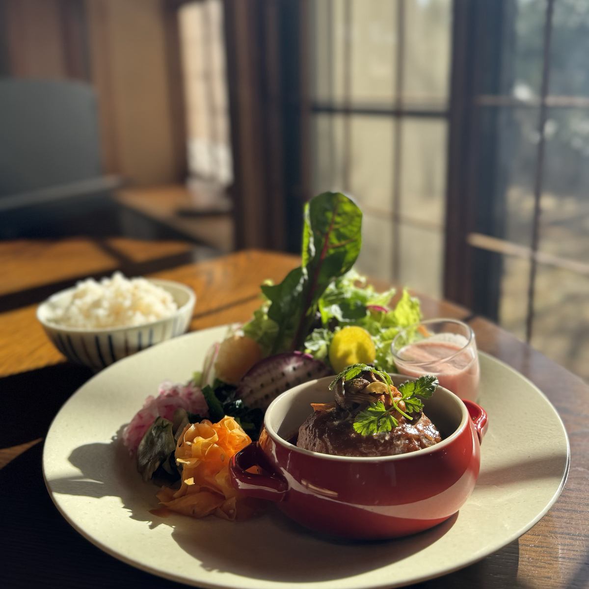 ｟カフェランチ｠野菜たっぷりのワンプレートや地元のお蕎麦を使った蕎麦御膳などをご用意。