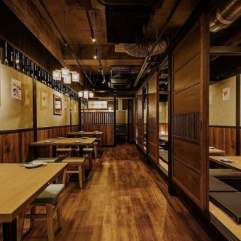 オープン席のテーブルを繋げるのも可能なので、5/6/8名様..と人数が増えた際もご対応が可能です!大衆感溢れるとり酒場☆