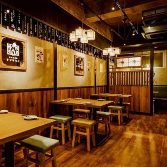 活気溢れ、店内の雰囲気を楽しんでいただけるオープン席★2名様×4卓、4名様×9卓ご用意!仲間との飲み会にぜひ♪