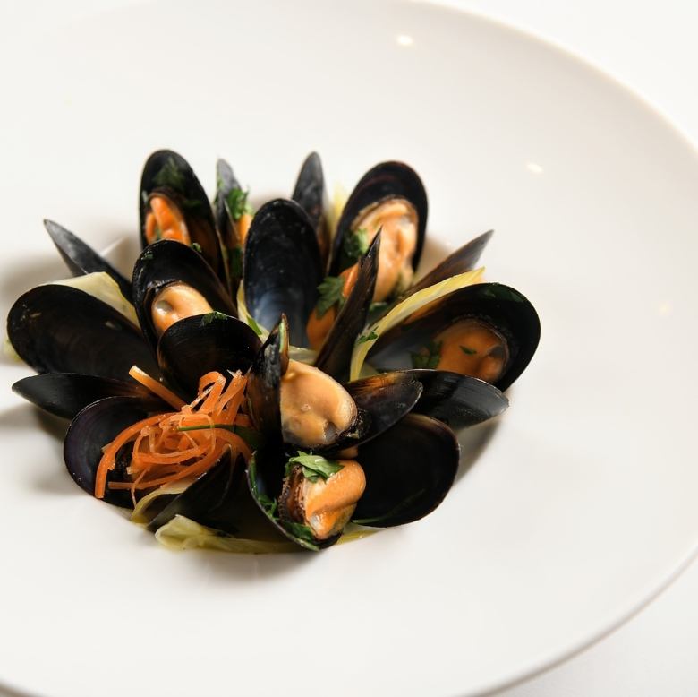 Steamed mussels and celery in white wine