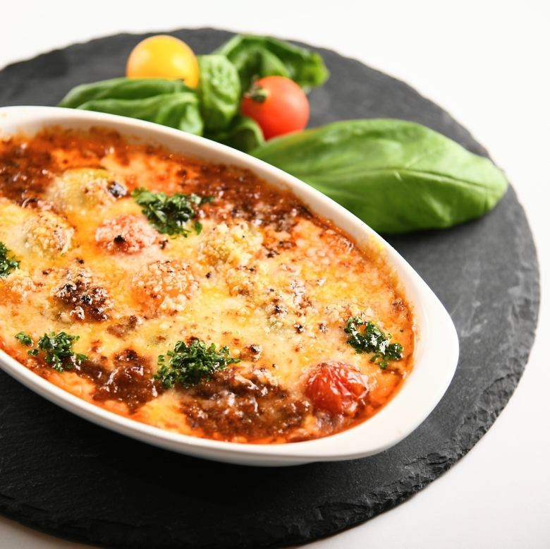 Gratin of cherry tomatoes and bolognese