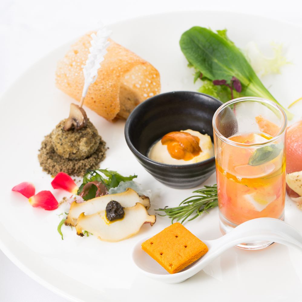 All 3 kinds of luxurious lunch courses start at 1,500 JPY! Tart option available