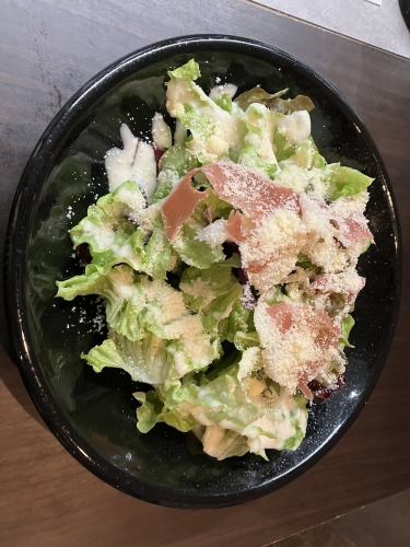 Caesar salad with raw ham