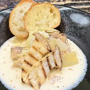 Braised domestic beef in white wine cream sauce, served with grilled king oyster mushrooms and baguette.